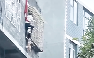 Video: Giải cứu bé gái bị kẹt đầu trong ‘chuồng cọp’ tầng 3 ở Trung Quốc