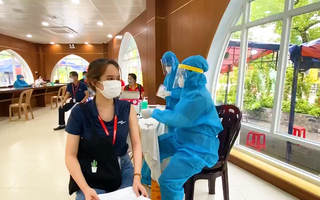 Video: Người từ 18 tuổi trở lên ở TP.HCM chưa tiêm vắc xin mũi 1 chỉ cần nhắn tin để đăng ký tiêm vét