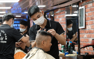 Video: Tiệm tóc ở Hà Nội đông nghịt, nhiều thợ phấn khởi nói ‘tưởng quên tay nghề luôn rồi’