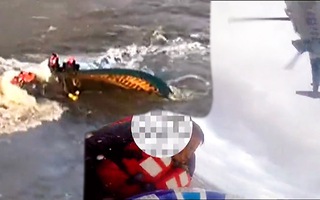 Video: Dùng trực thăng giải cứu 5 ngư dân trên tàu cá đang chìm dần ở Liêu Ninh