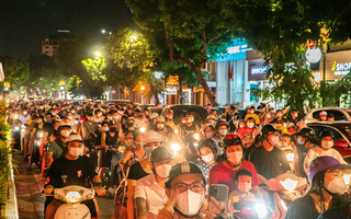 Video: Người dân Hà Nội đổ ra đường trong đêm Trung thu, một số tuyến phố trung tâm ùn ứ