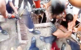 Video: Giải cứu bé trai bị nước cuốn vào đường cống trong lúc tắm sông