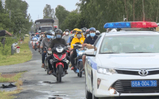 Video: 102 người Đồng Tháp được đón về quê, nhiều người ở tỉnh khác vẫn kẹt lại Long An