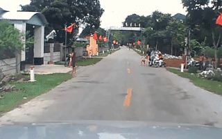 Video: Tài xế nổi đóa khi phụ huynh để trẻ con bất ngờ lao qua đường, ngay trước đầu ô tô