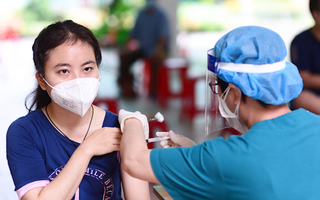 Video: Thời gian giữa 2 mũi tiêm vắc xin AstraZeneca tại TP.HCM được rút ngắn còn 6 tuần