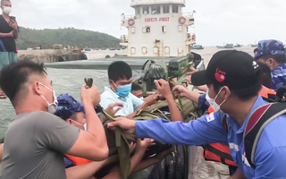 Video: Vượt bão số 6, cảnh sát biển cấp cứu thuyền viên trên biển