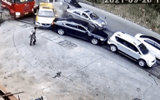 Video: Xe tải mất thắng đâm dồn hàng loạt ôtô trên đường phố