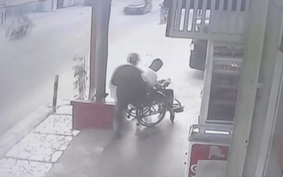 Video: Thanh niên cướp điện thoại của người đàn ông ngồi xe lăn