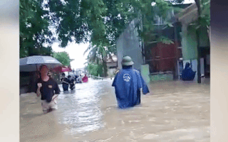 Video: Mưa lũ làm 1 người chết, gần 700 nhà dân bị ngập ở Nghệ An