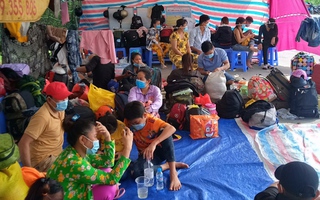 Video: 200 người dân Trà Vinh mắc kẹt tại chốt kiểm soát được đưa đi cách ly trước khi về nhà