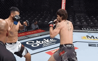 Video: Võ sĩ hạ knock-out đối thủ chỉ bằng một cú đấm sau 15 giây thi đấu