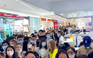 Video: Hỗn loạn tại trung tâm thương mại ngày mở bán iPhone 13 ở Trung Quốc