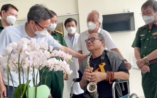Video: Phó thủ tướng đến thăm, nghệ sĩ Trần Mạnh Tuấn thổi saxophone bài 'Diễm xưa'