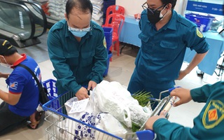 Video: Căng mình giải quyết đơn hàng, người 'đi chợ hộ' đuối sức