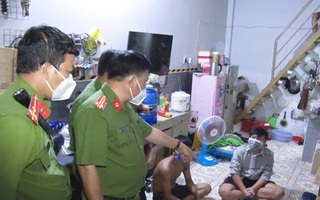 Video: 5 công nhân gầy sòng tiến lên ở phòng trọ lúc giãn cách, bị phạt gần 70 triệu đồng