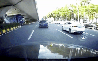 Video: Thót tim cảnh xe tải lật, đè bẹp ô tô