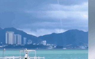 Video: 3 vòi rồng cao hàng trăm mét xuất hiện cùng lúc trên biển Nha Trang