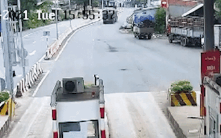 Video: Xe container lật nhào do tài xế bất ngờ đánh lái tránh ổ gà trước trạm thu phí
