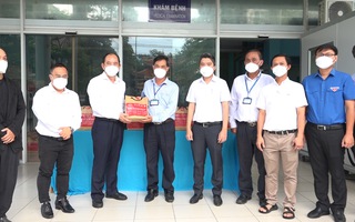Trao 1.400 túi thuốc điều trị F0 tại nhà cho Trung tâm y tế Quận Bình Tân chống dịch