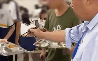 Video: Hiệu trưởng ăn cơm thừa của học sinh... gây tranh cãi