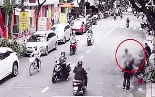 Video: Mẹ dừng xe không tắt máy, cháu bé vịn tay ga xe phóng thẳng ra đường