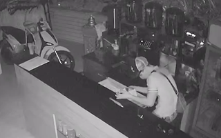 Video: Cảnh báo ngủ mở cửa sổ, trộm vào nhà 'bình tĩnh' lục lọi lấy tài sản gần 100 triệu đồng
