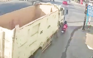 Video: Camera ghi lại cảnh hai bà cháu bị xe ben cuốn vào gầm tử vong, quá đau xót