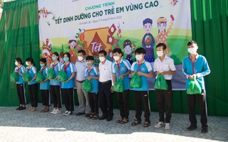 Tết dinh dưỡng cho trẻ em vùng cao: Tặng xúc xích cho học sinh Tây Nguyên