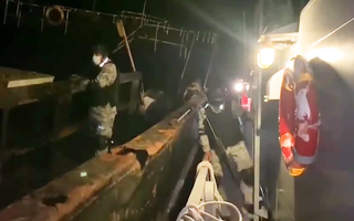 Video: Con tàu có chữ tiếng Trung Quốc, nghi bị 'bỏ rơi' ở vịnh Thái Lan