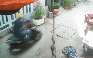 Video: Bé trai mếu máo chạy theo kẻ cướp giật điện thoại ở Bình Chánh