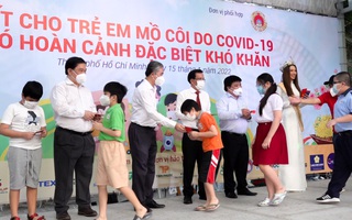 Video: Mang Tết ấm tình thân đến với trẻ em mồ côi do COVID-19