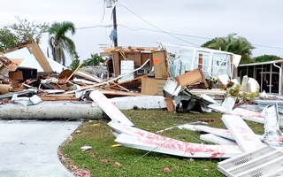 Video: Lốc xoáy cuốn phăng nhà cửa, làm hư hỏng 70 ngôi nhà ở Mỹ