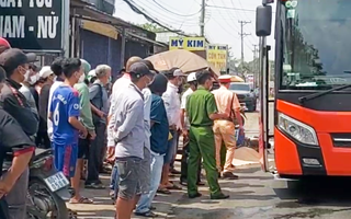 Video: Tai nạn với xe khách ở Đồng Nai, nam sinh lớp 11 tử vong, nữ sinh nhập viện