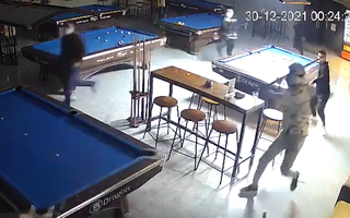 Video: Điều tra vụ nhóm thanh niên xông vào quán bida đánh 2 nhân viên nhập viện