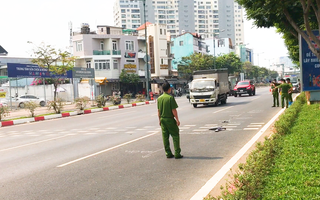 Video: Băng qua đường Phạm Văn Đồng, người đàn ông bị ô tô tông tử vong