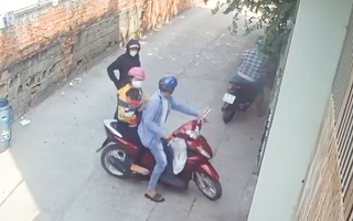 Video: Băng nhóm 4 người đi trộm cắp, còn chở theo trẻ em