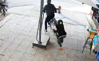 Video: Truy xét nhóm dàn cảnh cướp xe máy, bị nữ sinh kéo ngã ở Thủ Đức