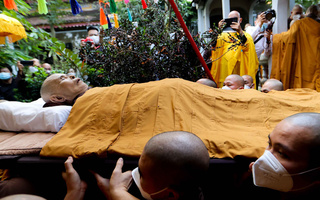 Video: Hàng ngàn tăng ni Phật tử dự lễ nhập kim quan Thiền sư Thích Nhất Hạnh