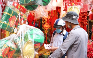 Video: Chợ Tài lộc ở TP.HCM nhộn nhịp từ sáng tới khuya, hổ giấy bán chạy