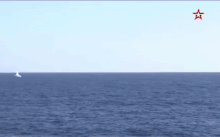 Video: Xem tên lửa Nga từ dưới biển ‘chui’ lên, đánh trúng mục tiêu cách 1.000km