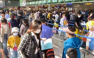 Video: Hành khách xếp hàng dài làm thủ tục ở sân bay Tân Sơn Nhất, sẽ tăng chuyến bay