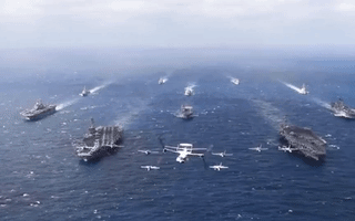Video: 7 lính Mỹ bị thương khi máy bay chiến đấu 'hạ cánh sai'  trên boong tàu lúc tập luyện