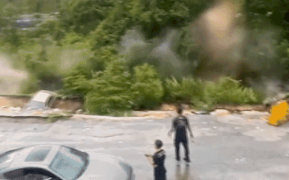 Video: Cả đoạn đường dài bất ngờ sạt lở, 5 ô tô bị rơi xuống mương