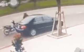 Video: Nam thanh niên 'hạ gục' người đàn ông táo tợn xông vào ô tô, cướp tiền vừa rút từ ngân hàng