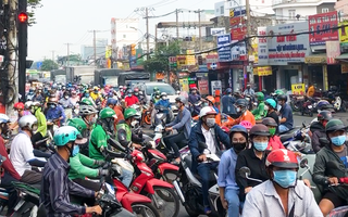Video: Đường phố TP.HCM đông đúc, một số nơi ùn ứ