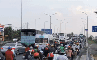 Video: Hàng dài xe cộ nối đuôi nhau rời TP.HCM về các tỉnh miền Tây đón Tết