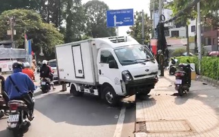 Video: Xe tải mất lái tông hàng loạt xe máy trên cầu Thị Nghè, TP.HCM