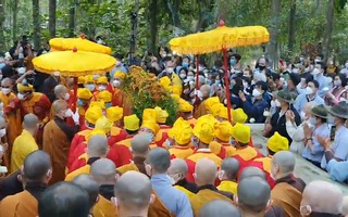 Video: Hàng ngàn người lặng im đưa tiễn Thiền sư Thích Nhất Hạnh