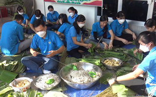 Video: 1.000 đòn bánh tét ‘tiếp sức’ y bác sĩ tuyến đầu chống dịch xuyên Tết