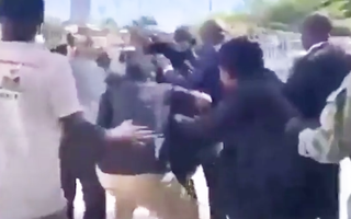 Video: Nhóm vũ trang xả súng bên ngoài nhà thờ, ám sát hụt Thủ tướng Haiti